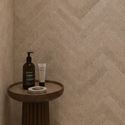 Płytki z trawertynu Beige 20×5 cm – naturalny kamień do ścian i podłóg