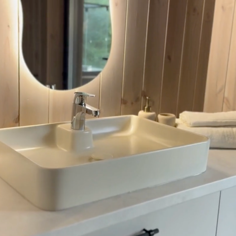 Odkryj prostokątną umywalkę nablatową LERA - kwintesencję elegancji i nowoczesnego designu, której wyjątkowy urok podkreślają geometryczne kształty i subtelny odcień beżu. Wykonana z wysokiej jakości materiałów, gwarantuje trwałość i łatwość w czyszczeniu