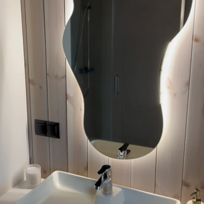 FLOW Lagoon LED to lustro stworzone z myślą o tych, którzy chcą wprowadzić do swojego wnętrza spokój, lekkość i naturalną harmonię. Możesz wybrać opcję z podświetleniem led lub bez.