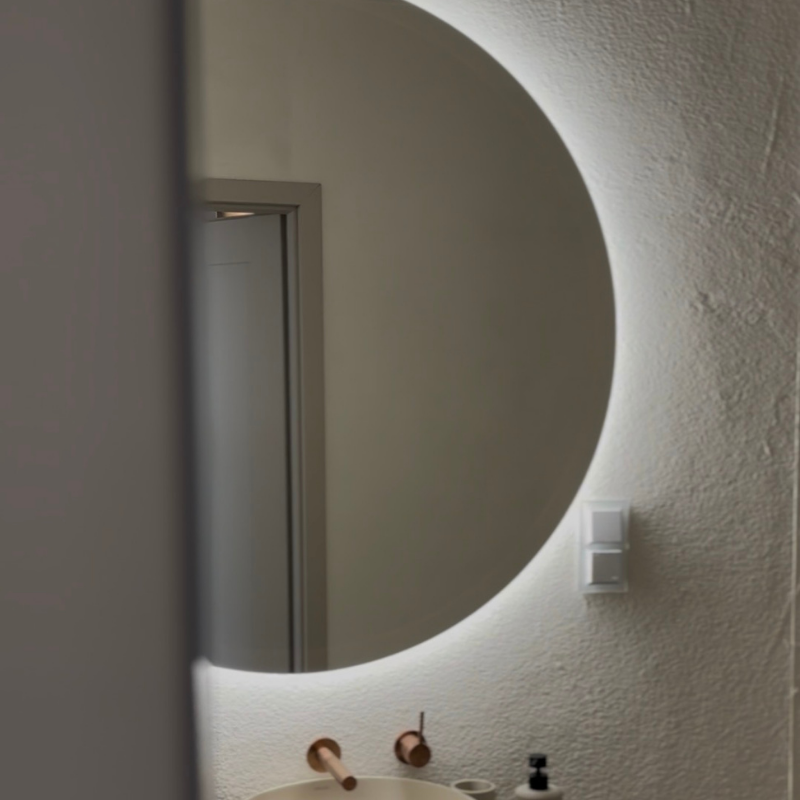 Okrągłe lustro podświetlane MOON LED - Najświeższe trendy w Twojej łazience. Do wyboru różne rozmiary, aż do 200 cm średnicy. Możesz wybrać model z podświetleniem led lub bez.