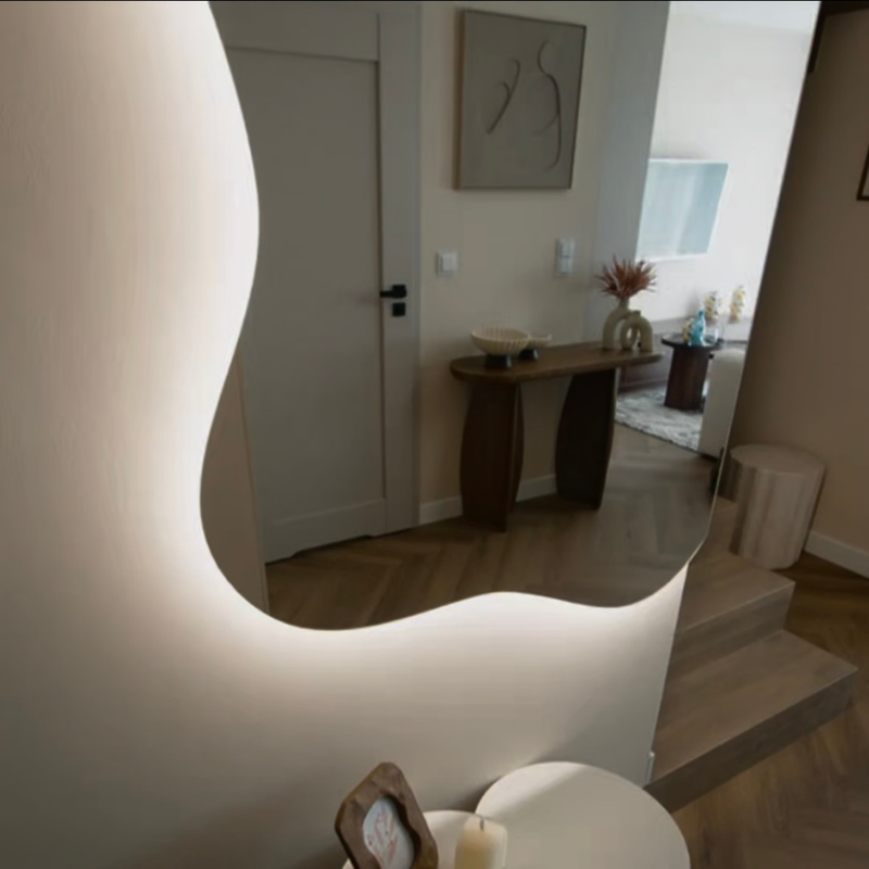 FLOW Corner LED to lustro zaprojektowane z myślą o nowoczesnych wnętrzach, w których liczy się zarówno forma, jak i funkcjonalność. Możesz wybrać opcję z podświetleniem led lub bez.