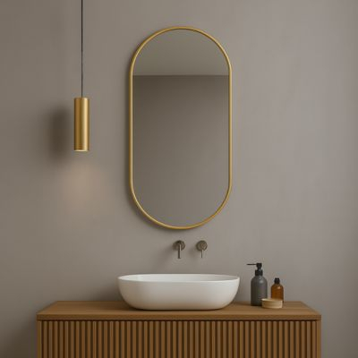 Lustra w złotej ramie